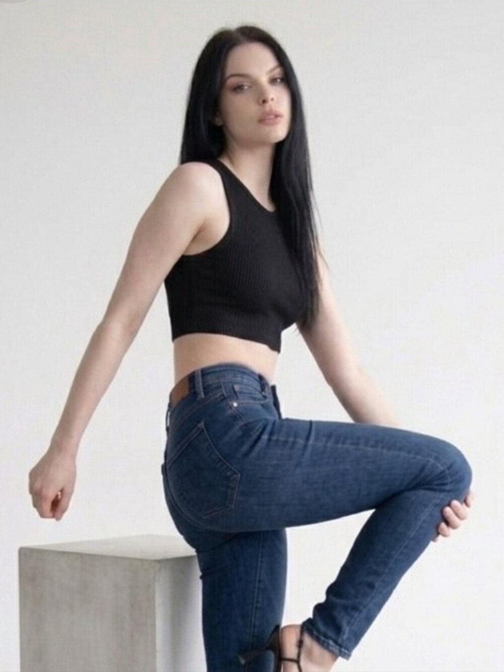 EUC Paige Dark Blue Wash Size 24 Hoxton Ankle High Rise Jeans!!